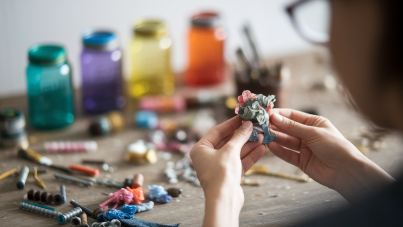 Comment créer des décorations originales en recyclant des matériaux de bricolage ?